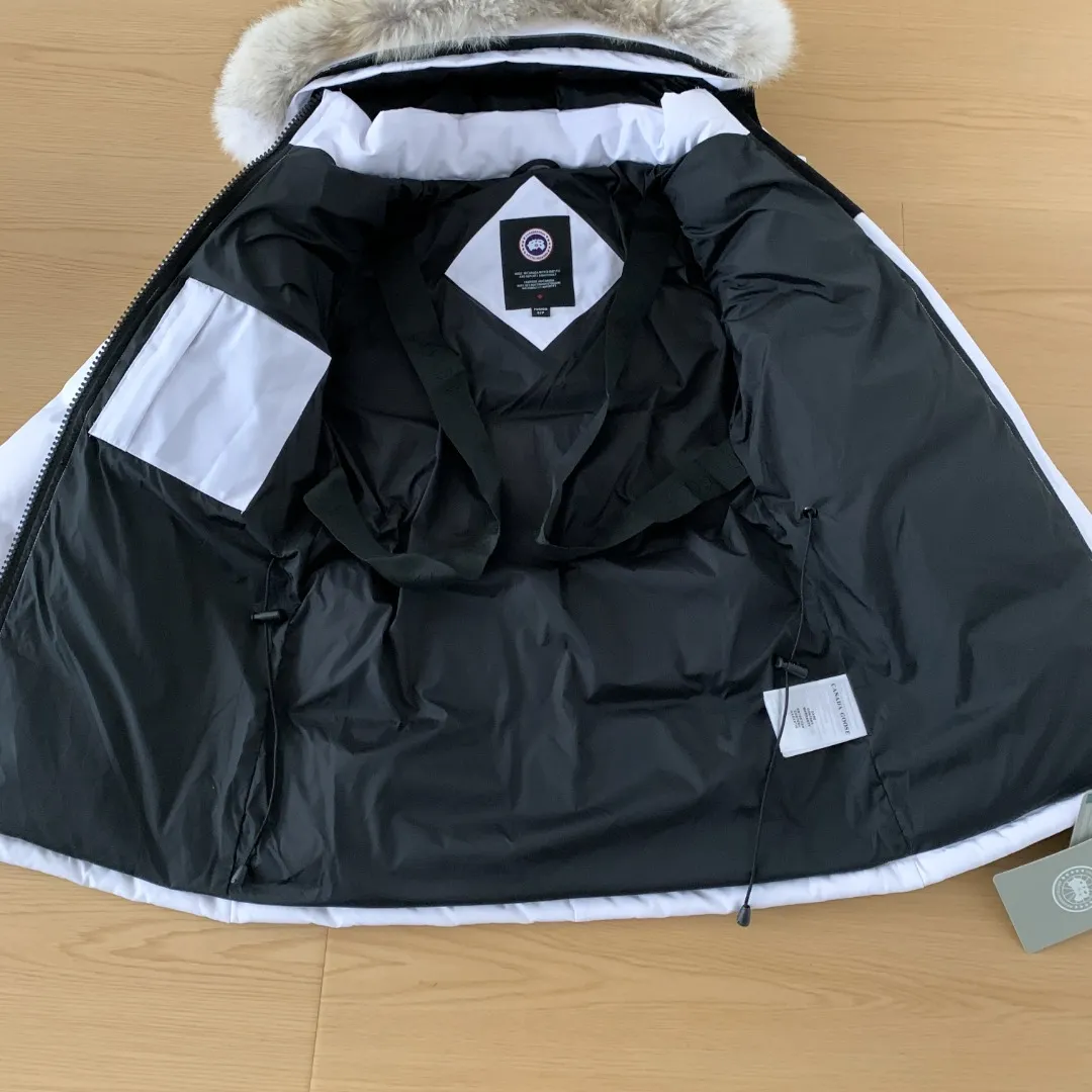 Style number: Y 90 Canada Goose Canada Goose #Expedition 04 Parker, a treasure of Canadian origin! Limited supply worldwide! Canada Goose Model 04 is a top-notch couple model for polar cold-proof outdoor Series fur collar detachable hooded parka down jacket. The first Goose in 2024. I hope my friends will like it. Peak Quality. I hope everyone can identify it together! The most popular cool item of the Big Goose family in 2024 is online, the popular product of Yi Yang Qianxi Same Style, which is said to be a joint limited edition Big Goose that cannot be bought in autumn and winter. If you dislike the sameness of the Big Goose in the past, then this model will definitely give you a different experience! This year's most powerful couple's collection for autumn and winter is online, a top-notch luxurious ready-to-wear style, paired with an outdoor warm down jacket with great style and charm! The most classic items of the Daye family in the past two years are the highest standard and are equipped with unique reflective stripe embellishments, which further show the Premium fashion performance effect. With the embellishment of hardware buckles, they have excellent performance effects. The upper body is clean, simple and elegant, even for urban leisure. It is suitable for everyone. Perfect for occasion wear, large pocket design, this model has a large capacity and is equipped with reflective stripes, making it safer at night. It is suitable for various adventure activities. It is made of windproof and waterproof technical materials. The interior is filled with full white duck down, which is absolutely cold-proof and warm. It also has a stand-up collar design and fine fleece at the collar, with meticulous attention to detail! The charm of this model is also more spiritual, and the upper body has more temperament and specifications. It perfectly shows the ultra-high standard of fashionable performance of this model, integrating outdoor and life, and you can even create high-street wear! The most pinnacle limited-edition goose that we have presented so far, both in terms of design and detailed materials, it is completely outstanding. It has a grand and evergreen version design, with cool reflective elements. The overall appearance can be said to be quite high, and it has that kind of powerful outdoor performance! It combines the casual attributes of Premium with high-street style. It is high-grade, domineering, warm and beautiful. The visibility of the upper body is quite powerful, and the configuration of the owl element is highly brand-recognizable. It has the overall brand performance and visual effect, and also has the premium sense of fashion and fashionable performance. It is a must-buy product because it is the most awesome down brand on the earth and one of Canada's three national treasure brands. It is also a sentimental down luxury brand. In the field of polar cold-proof clothing, Goose has made an irreplaceable contribution. SIZE: XS S M L XL XXL Color: Black Cream White Pure White Navy Blue Gray